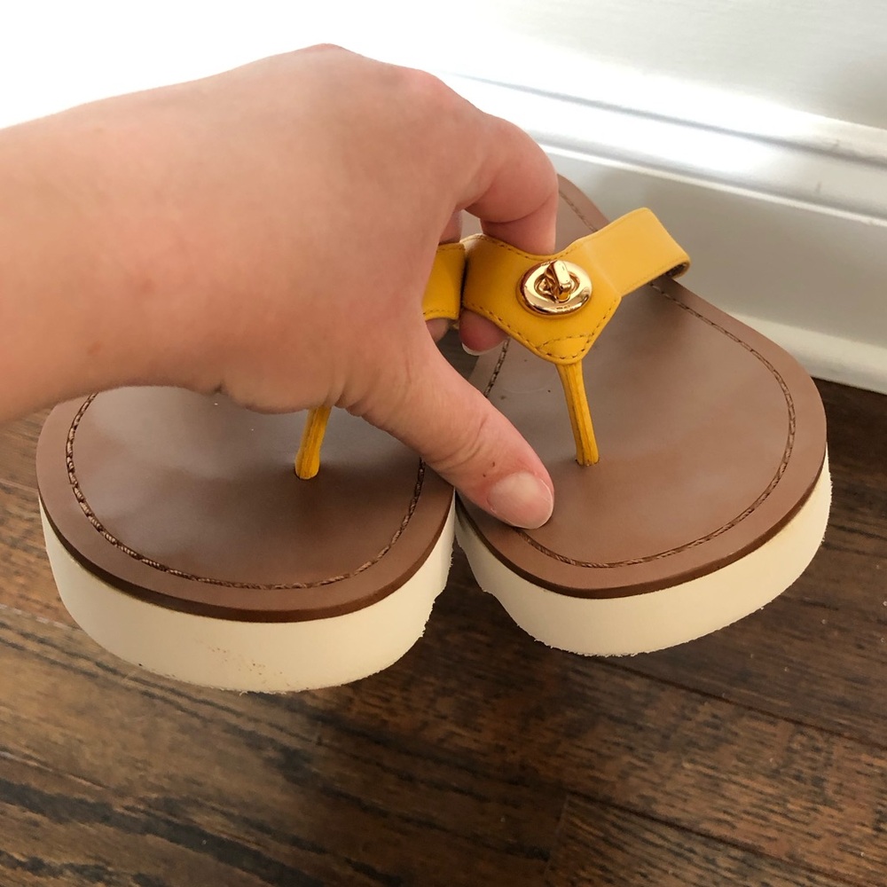 Coach Women’s 8 Shelly Turnlock Leather Flip-Flop Sandals w/Gold Buckle -EUC! - Picture 4 of 15
